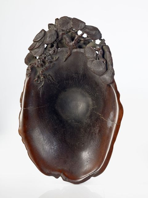 GRANDE COUPE LIBATOIRE EN CORNE DE RHINOCÉROS SCULPTÉE, CHINE, DYNASTIE QING, FIN DU XVIIe SIÈCLE La coupe évasée, sculptée sur les par