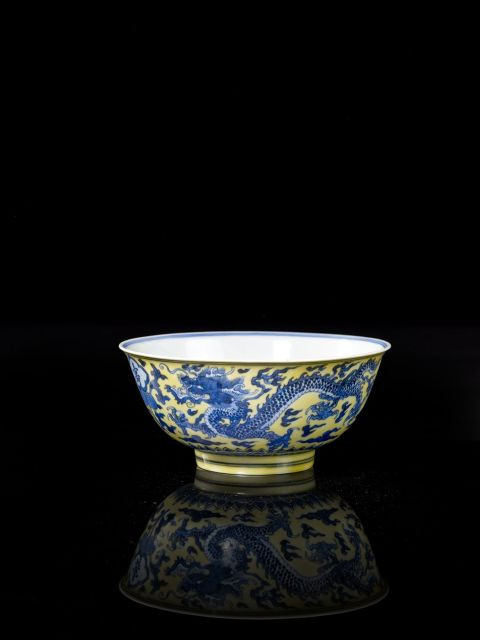 BOL EN PORCELAINE BLEU BLANC À FOND JAUNE, CHINE, MARQUE ET ÉPOQUE KANGXI (1662-1722)