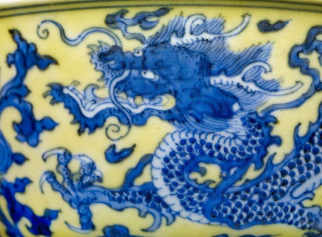 BOL EN PORCELAINE BLEU BLANC À FOND JAUNE, CHINE, MARQUE ET ÉPOQUE KANGXI (1662-1722)