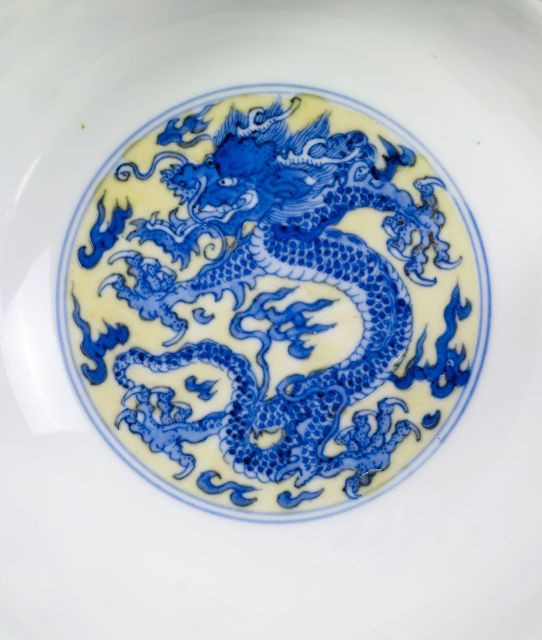 BOL EN PORCELAINE BLEU BLANC À FOND JAUNE, CHINE, MARQUE ET ÉPOQUE KANGXI (1662-1722)