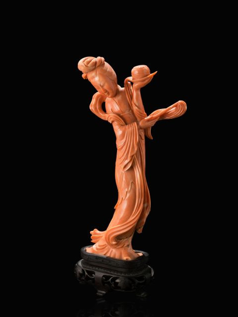 STATUETTE DE FEMME EN CORAIL SCULPTÉ, CHINE