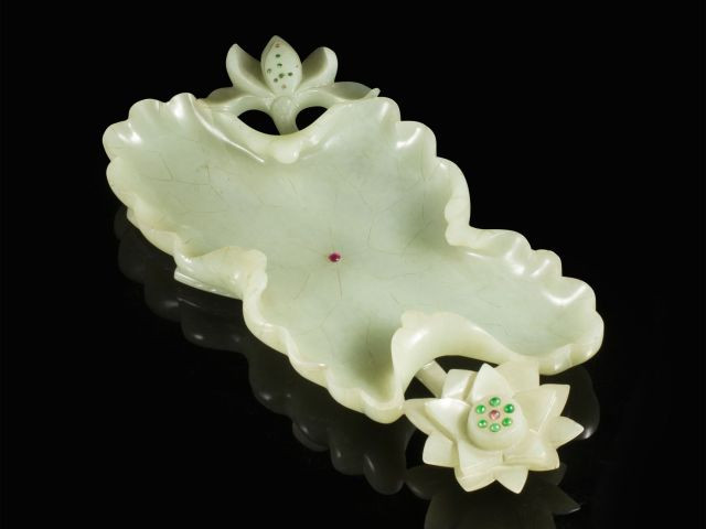 GRANDE COUPE EN JADE CÉLADON INCRUSTÉ DE PIERRES, CHINE, DYNASTIE QING, FIN DU XIXe SIÈCLE