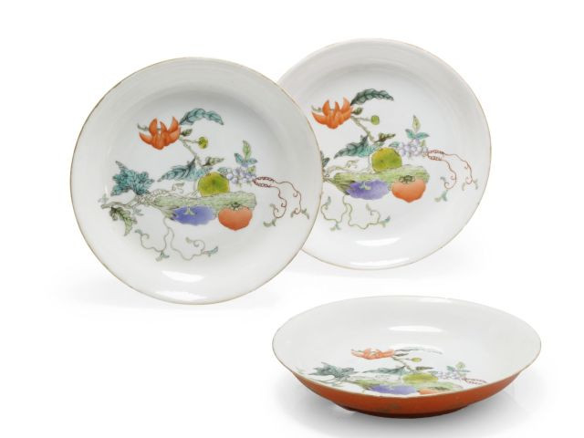 TROIS ASSIETTES EN PORCELAINE POLYCHROME, CHINE, DYNASTIE QING, FIN DU XIXe-DÉBUT DU XXe SIÈCLE