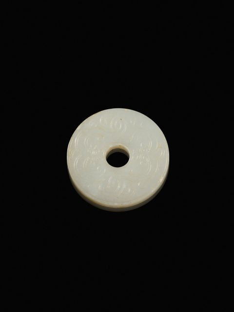 DISQUE BI EN JADE CÉLADON PÂLE SCULPTÉ, CHINE, XVIIe OU XIXe SIÈCLE