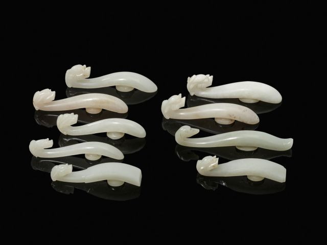 LOT DE NEUF FIBULES EN JADE, CHINE, DYNASTIE QING, DÉBUT DU XIXe SIÈCLE