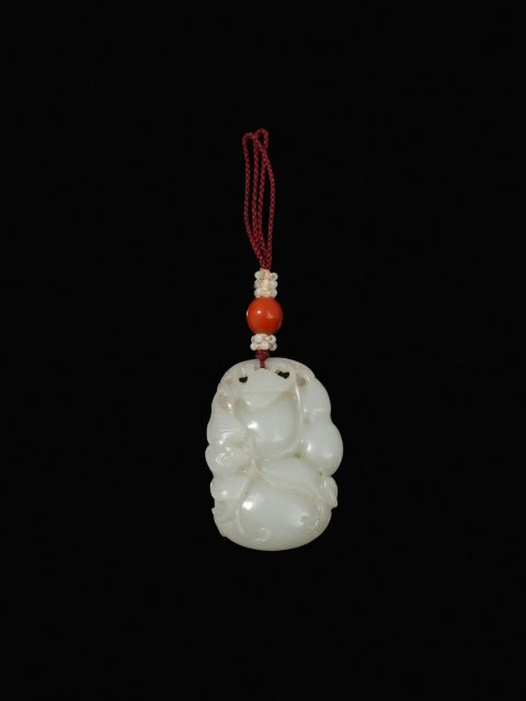 PENDENTIF EN JADE CÉLADON PÂLE, CHINE, DYNASTIE QING, XIXe SIÈCLE