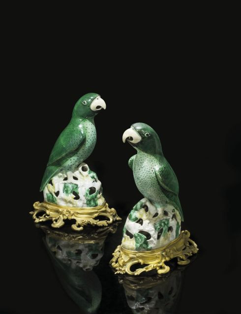 PAIRE DE PERRUCHES EN BISCUIT ÉMAILLÉ VERT ET JAUNE, CHINE, DYNASTIE QING, ÉPOQUE KANGXI (1662-1722)