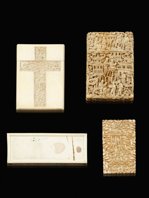 TROIS ÉTUIS À CARTE ET BOÎTE À JEUX EN IVOIRE DE CANTON SCULTPÉ, CHINE, DYNASTIE QING, XIXe SIÈCLE