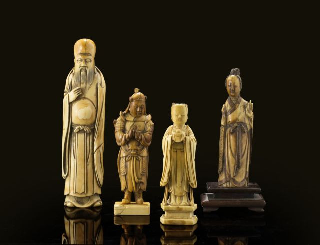 QUATRE STATUETTES EN IVOIRE SCULPTÉ, CHINE, DYNASTIE MING, XVIIe SIÈCLE