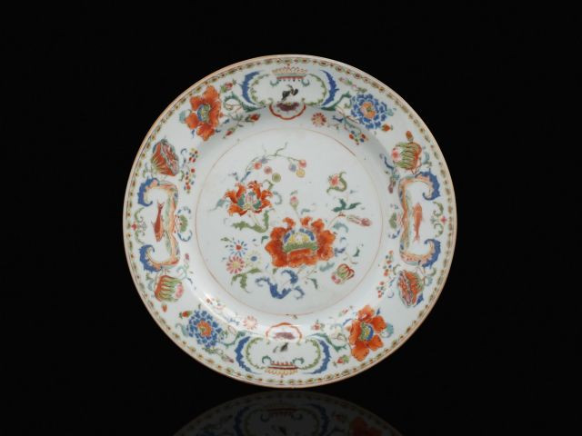 ASSIETTE EN PORCELAINE FAMILLE ROSE À DÉCOR " POMPADOUR ", CHINE, DYNASTIE QING, XVIIIe SIÈCLE