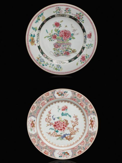 DEUX ASSIETTES EN PORCELAINE FAMILLE ROSE, CHINE, DYNASTIE QING, XVIIIe SIÈCLE