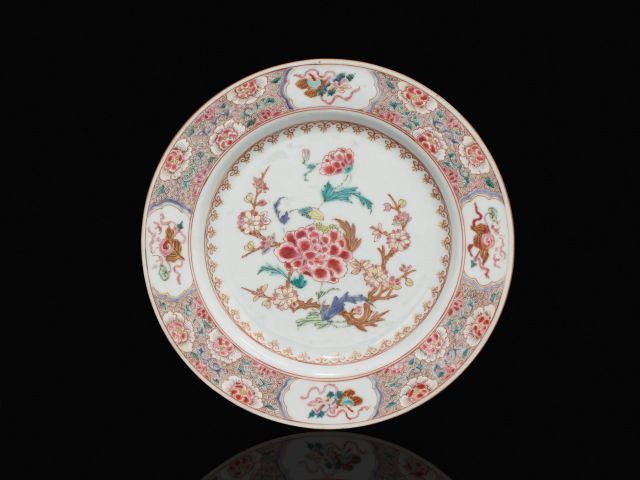 DEUX ASSIETTES EN PORCELAINE FAMILLE ROSE, CHINE, DYNASTIE QING, XVIIIe SIÈCLE