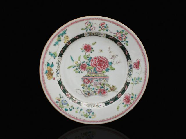 DEUX ASSIETTES EN PORCELAINE FAMILLE ROSE, CHINE, DYNASTIE QING, XVIIIe SIÈCLE