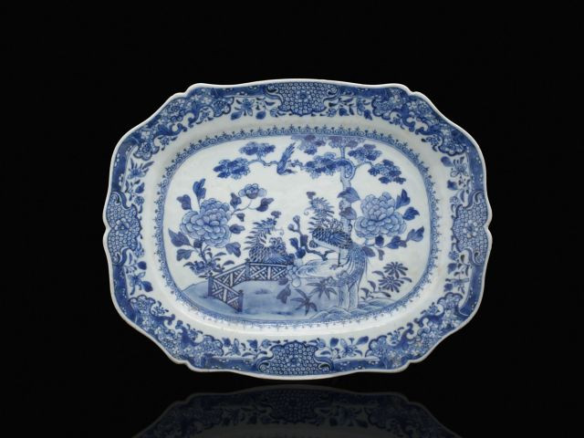 PAIRE DE PLATS EN PORCELAINE BLEU BLANC, CHINE, DYNASTIE QING, FIN DU XVIIIe SIÈCLE