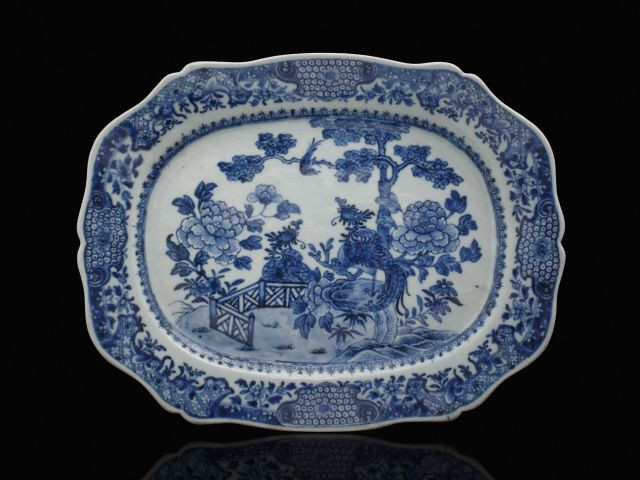 PAIRE DE PLATS EN PORCELAINE BLEU BLANC, CHINE, DYNASTIE QING, FIN DU XVIIIe SIÈCLE