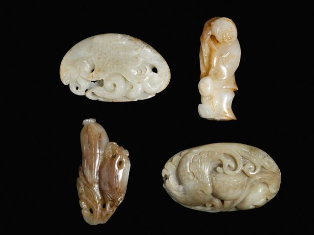 DEUX PENDENTIFS ET DEUX GALETS EN JADE SCULPTÉ, CHINE