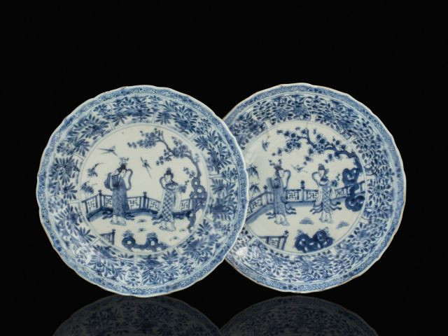 PAIRE D'ASSIETTES EN PORCELAINE BLEU BLANC, CHINE, DYNASTIE QING, ÉPOQUE KANGXI (1662-1722)