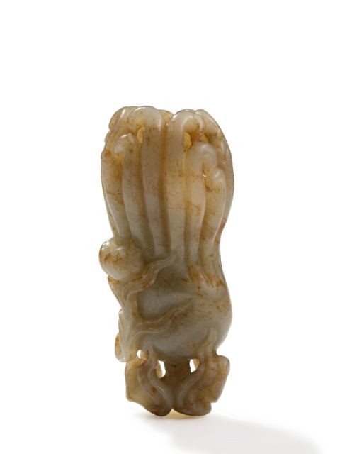 MAIN DE BOUDDHA ET DISQUE BI EN JADE SCULPTÉ, CHINE