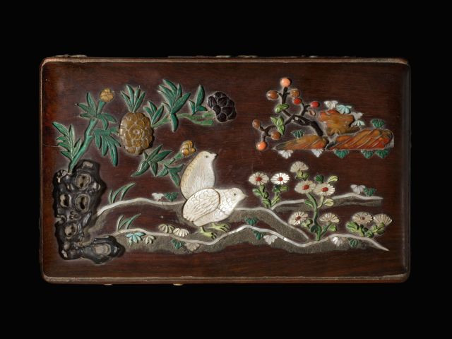 BOÎTE À COMPARTIMENTS EN HUALI INCRUSTÉ, CHINE, DYNASTIE QING, XVIIIe - XIXe SIÈCLE