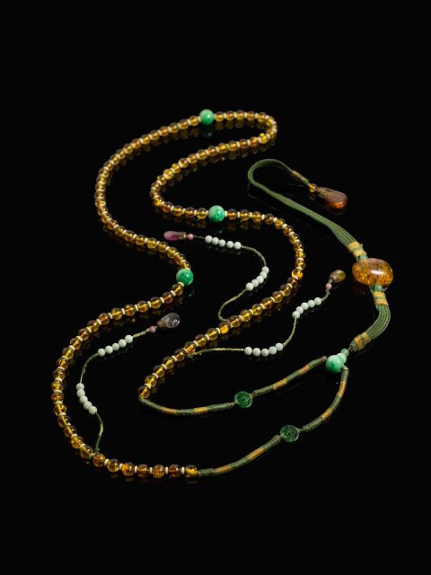 COLLIER DE MANDARIN EN PERLES D'AMBRE RECONSTITUÉ ET TOURMALINE, CHINE