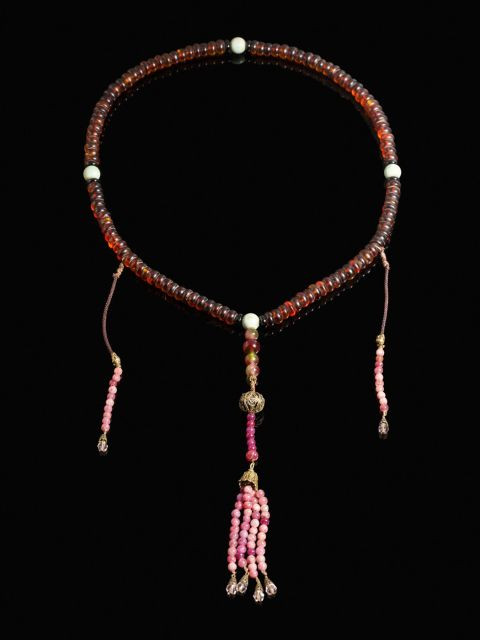 COLLIER DE MANDARIN EN PERLES D'AMBRE RECONSTITUÉ, CHINE