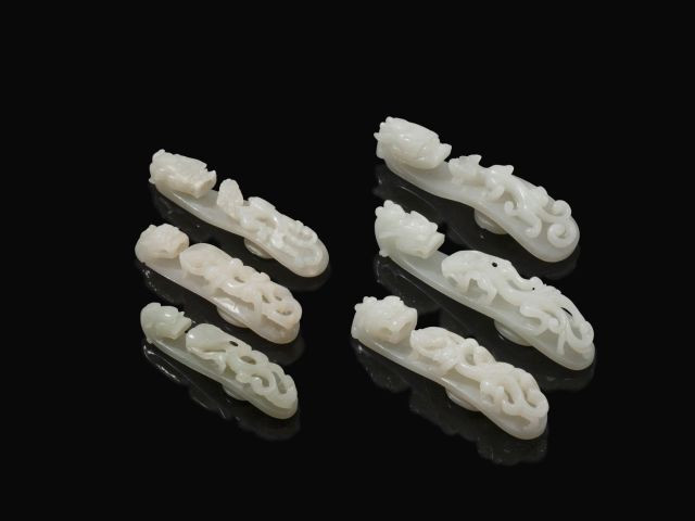 SIX FIBULES EN JADE BLANC ET JADE CÉLADON PÂLE, CHINE, DYNASTIE QING, DÉBUT DU XIXe SIÈCLE