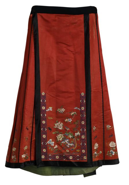 ROBE JIFU EN SOIE TISSÉE, KESI ET BRODÉE, ET DEUX JUPES, CHINE, DYNASTIE QING, FIN DU XIXe SIÈCLE-DÉBUT DU XXe SIÈCLE