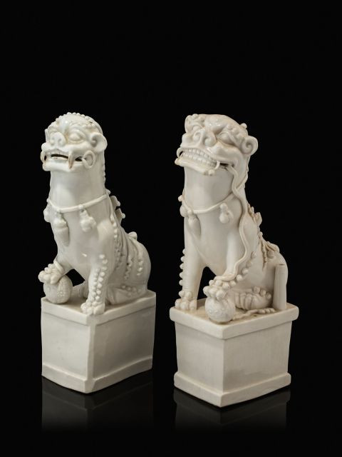 STATUETTE DE GUANYIN ET PAIRE DE CHIENS DE FO EN PORCELAINE BLANC DE CHINE, CHINE, DYNASTIE QING, XIXe SIÈCLE