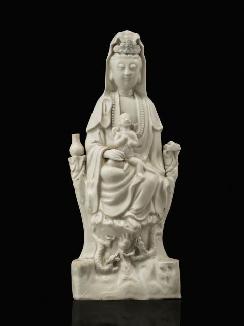 STATUETTE DE GUANYIN ET PAIRE DE CHIENS DE FO EN PORCELAINE BLANC DE CHINE, CHINE, DYNASTIE QING, XIXe SIÈCLE