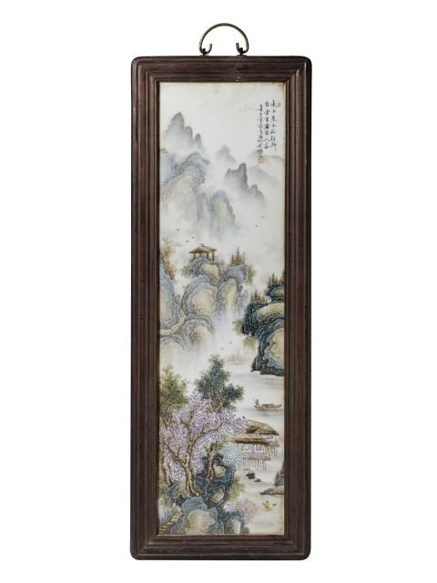 QUATRE PANNEAUX EN PORCELAINE POLYCHROME ET ENCADREMENTS DE BOIS, CHINE, PREMIÈRE MOITIÉ DU XXe SIÈCLE
