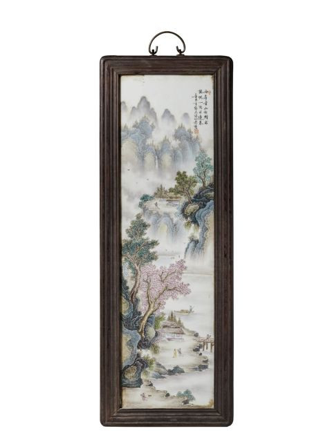 QUATRE PANNEAUX EN PORCELAINE POLYCHROME ET ENCADREMENTS DE BOIS, CHINE, PREMIÈRE MOITIÉ DU XXe SIÈCLE