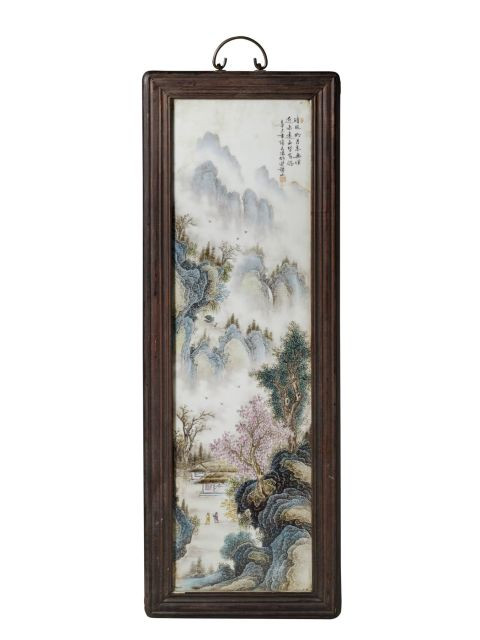 QUATRE PANNEAUX EN PORCELAINE POLYCHROME ET ENCADREMENTS DE BOIS, CHINE, PREMIÈRE MOITIÉ DU XXe SIÈCLE