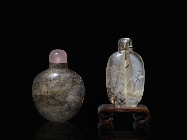 DEUX TABATIÈRES EN CRISTAL DE ROCHE ET AIGUILLES DE TOURMALINE (CHEVEUX DE VÉNUS), CHINE