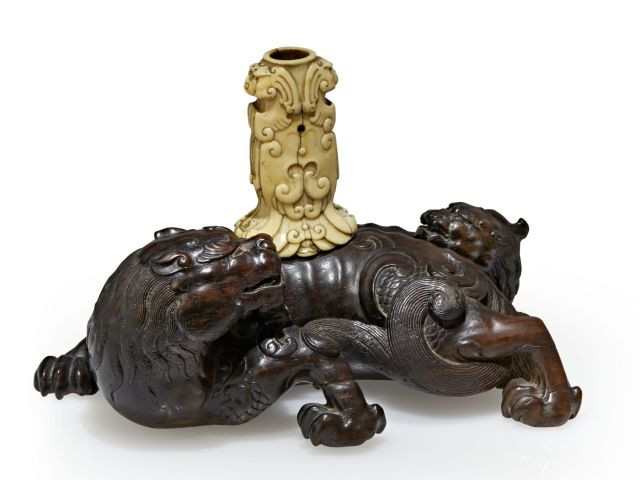 RARE GROUPE EN ZITAN SCULPTÉ ET IVOIRE, CHINE, DYNASTIE QING, ÉPOQUE QIANLONG (1736-1795)