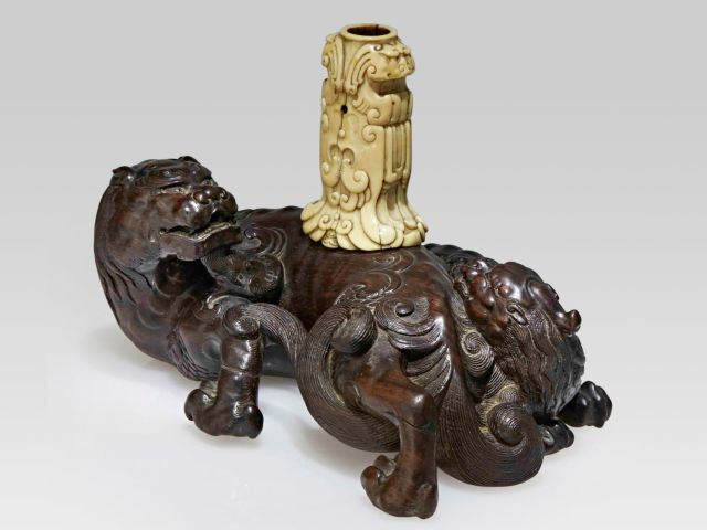 RARE GROUPE EN ZITAN SCULPTÉ ET IVOIRE, CHINE, DYNASTIE QING, ÉPOQUE QIANLONG (1736-1795)