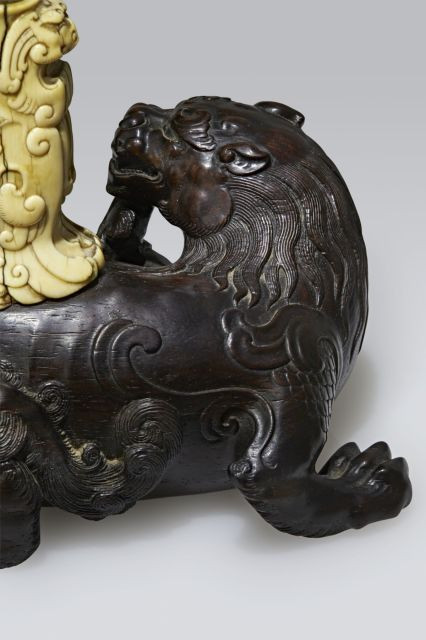 RARE GROUPE EN ZITAN SCULPTÉ ET IVOIRE, CHINE, DYNASTIE QING, ÉPOQUE QIANLONG (1736-1795)