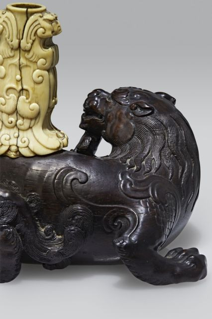 RARE GROUPE EN ZITAN SCULPTÉ ET IVOIRE, CHINE, DYNASTIE QING, ÉPOQUE QIANLONG (1736-1795)