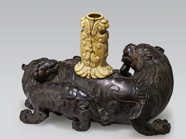 RARE GROUPE EN ZITAN SCULPTÉ ET IVOIRE, CHINE, DYNASTIE QING, ÉPOQUE QIANLONG (1736-1795)