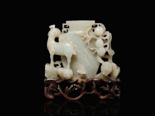 VASE EN JADE CÉLADON SCULPTÉ, CHINE, DYNASTIE QING, XVIIIe - XIXe SIÈCLE