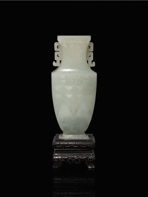 VASE EN JADE CÉLADON, CHINE, DYNASTIE QING, XVIIIe - XIXe SIÈCLE