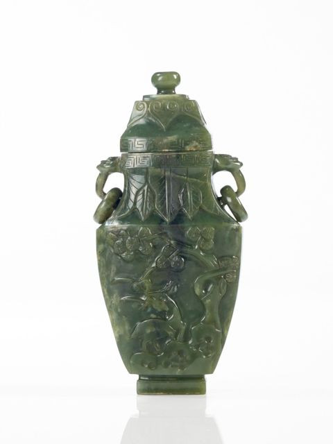 VASE COUVERT EN JADE VERT ÉPINARD, CHINE, DÉBUT DU XXe SIÈCLE