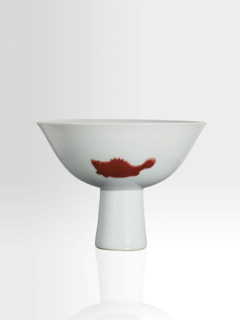 COUPE À PIED EN PORCELAINE BLANCHE ET ROUGE DE CUIVRE, CHINE, DYNASTIE QING, MARQUE ET ÉPOQUE YONGZHENG (1723-1735)