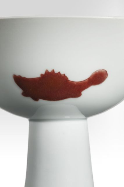 COUPE À PIED EN PORCELAINE BLANCHE ET ROUGE DE CUIVRE, CHINE, DYNASTIE QING, MARQUE ET ÉPOQUE YONGZHENG (1723-1735)