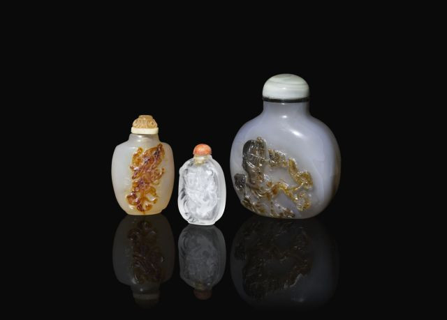 TROIS TABATIÈRES EN AGATE ET CRISTAL DE ROCHE, CHINE