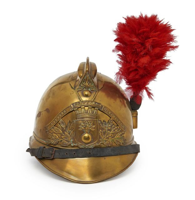 214 + 215 Casque de Sapeurs Pompiers de Chambon. LC, modèle 1885. Bombe, cimier, visière, couvre-nuque et plaque à la grenade en laiton