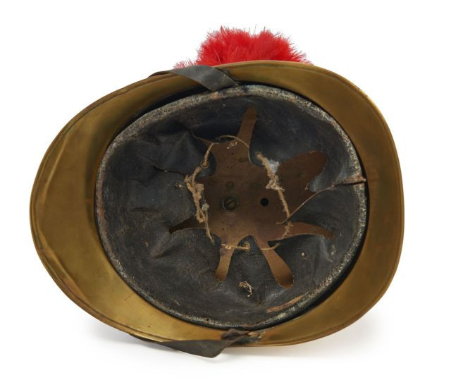 214 + 215 Casque de Sapeurs Pompiers de Chambon. LC, modèle 1885. Bombe, cimier, visière, couvre-nuque et plaque à la grenade en laiton