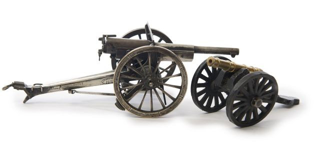 Deux canons miniatures.
