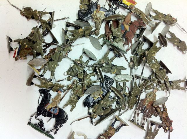 62 + 63 Lot de figurines plates : 65 Poilus, 42 belges, 9 divers. (accidents et manques)