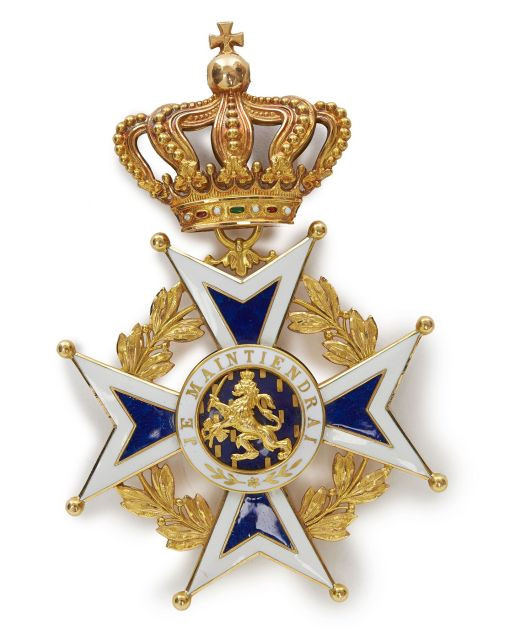 105 + 106 Pays-Bas Ordre d'Orange-Nassau. Croix de Commandeur. Or 18k, émail. (manque la bélière et la cravate). Poids brut : 28,87 gr.