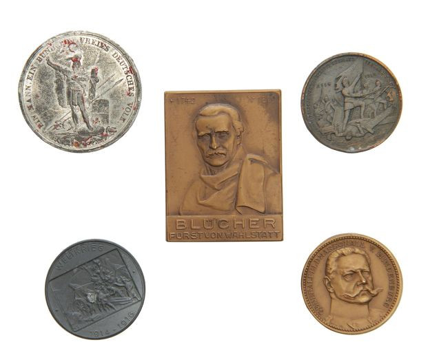 77 + 78 Lot de cinq médailles de table patriotiques allemandes. Bon état.